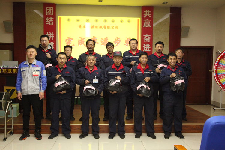 11月份取得優(yōu)異成績(jī)，由韓部長(zhǎng)上臺(tái)頒獎(jiǎng)，并合影留念